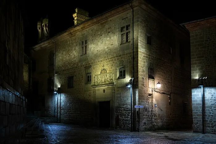 Palacio Episcopal en el casco histórico de Plasencia iluminado de noche.