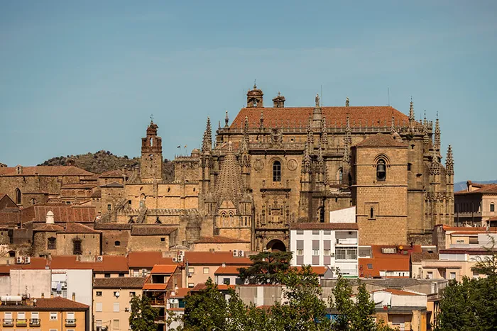 Vista panorámica de la catedral de Plasencia, destacando su arquitectura gótica y renacentista sobre el caserío urbano.
