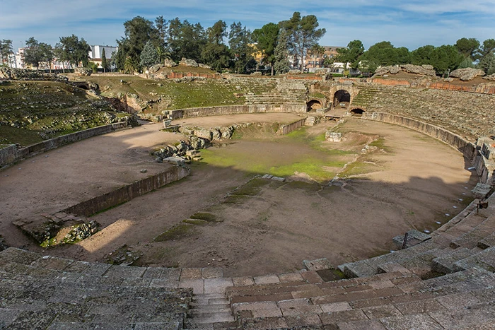 Vista general del anfiteatro romano de Mérida con la arena y la fossa bestiaria en el centro.