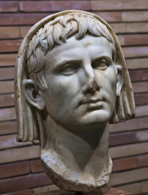 Busto de Augusto como sumo pontífice en el Museo Nacional de Arte Romano de Mérida