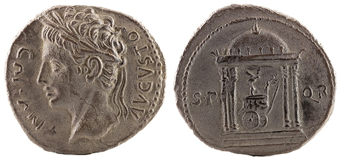 Denario romano con el busto de Octavio y un templo con cuadriga alada en el reverso.