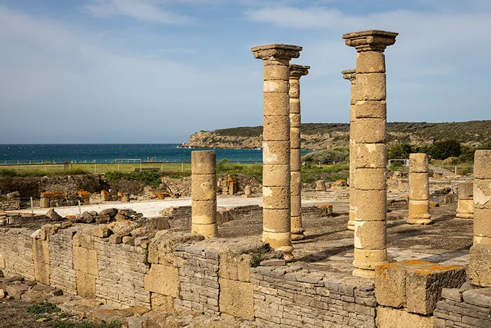 Columnas de la basílica de Baelo Claudia junto al mar, en la ensenada de Bolonia.