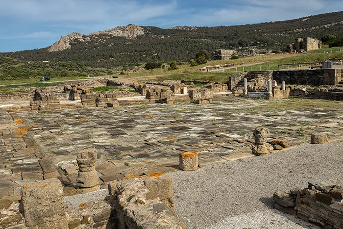 Vista del foro de Baelo Claudia con la plaza pavimentada y restos de edificios monumentales.
