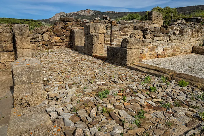 Restos de una vivienda romana con pavimento de piedra en Baelo Claudia.