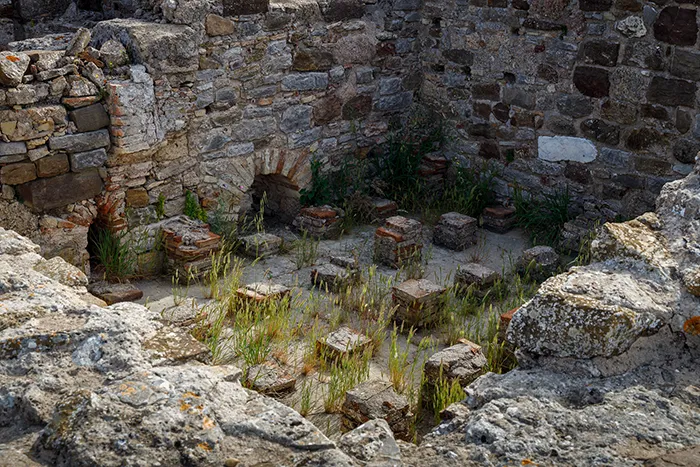 Termas romanas de Baelo Claudia con restos del sistema de calefacción.