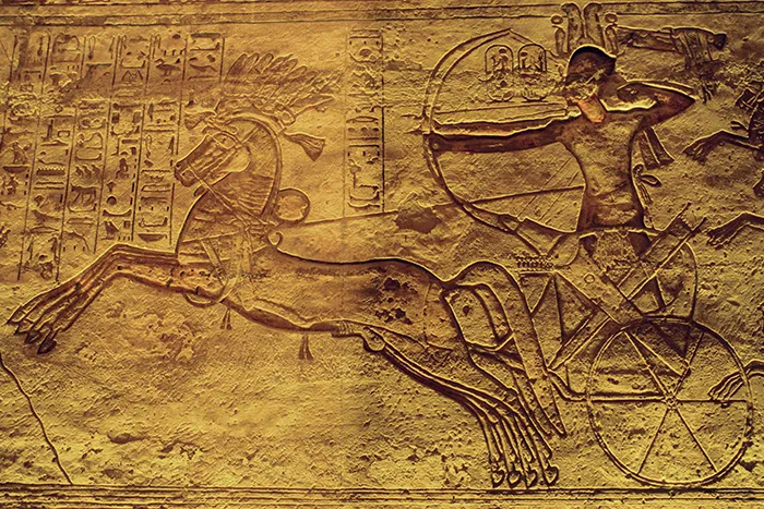 Ramsés II disparando su arco desde un carro de guerra en la batalla de Qadesh, relieve egipcio en Abu Simbel