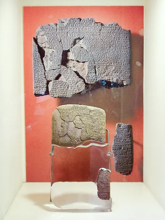 Tablillas de arcilla del tratado de paz entre Egipto y los hititas tras la batalla de Qadesh, expuestas en museo