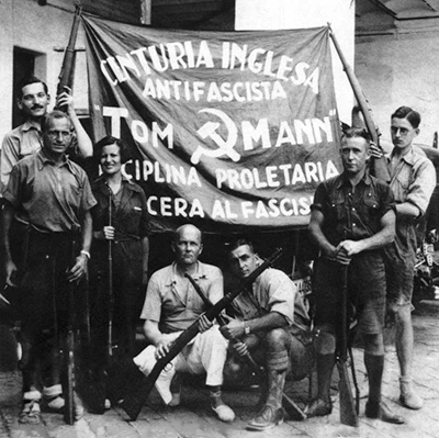 Integrantes de la Centuria Inglesa Tom Mann posando con bandera antifascista.