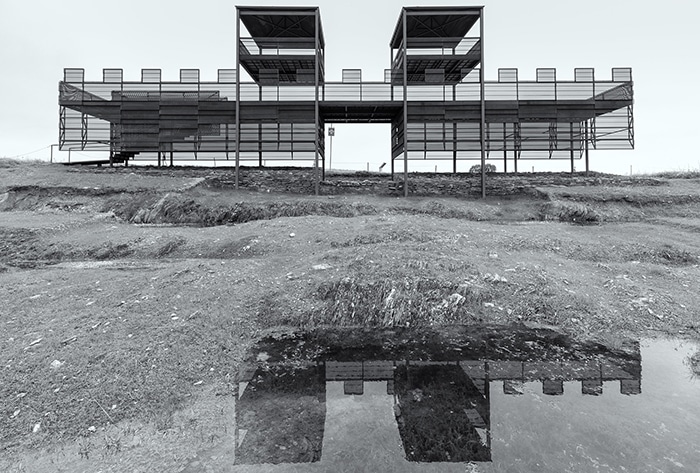 Vista frontal de la reconstrucción de la entrada principal del yacimiento romano de Cáceres el Viejo.