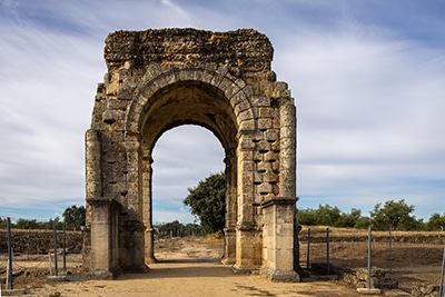 Arco de Caparra en las ruinas romanas de Caparra.