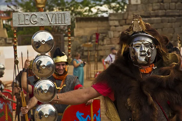 Recreación histórica de legionarios romanos en desfile con estandarte de la Legión VIII: Emerita Ludica. Mérida.