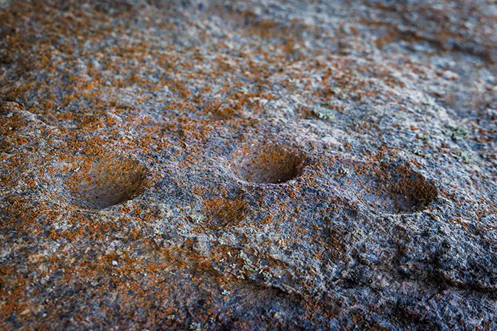 Cazoletas prehistóricas talladas en roca granítica en Los Barruecos