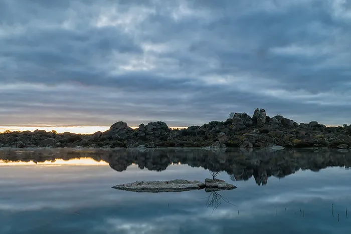 Paisaje al amanecer con las Peñas del Tesoro al fondo
