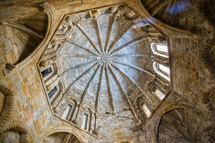 Bóveda gallonada de dieciséis nervios en la Capilla de San Pablo, conocida como Torre del Melón, dentro del claustro de la Catedral de Plasencia.