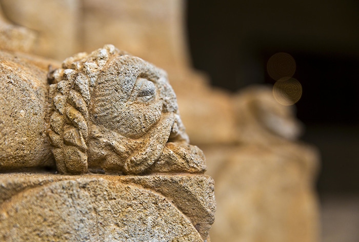 Figura durmiente en el claustro de la Catedral de Ciudad Rodrigo