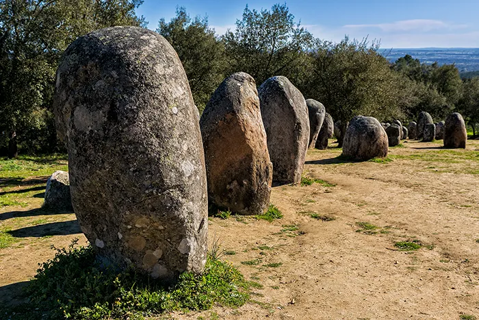 Crómlech de los Almendros, conjunto de menhires megalíticos en el Alentejo portugués.