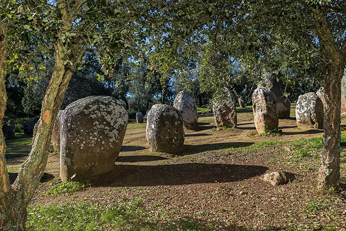 Crómlech de los Almendros, conjunto de menhires megalíticos en el Alentejo portugués.
