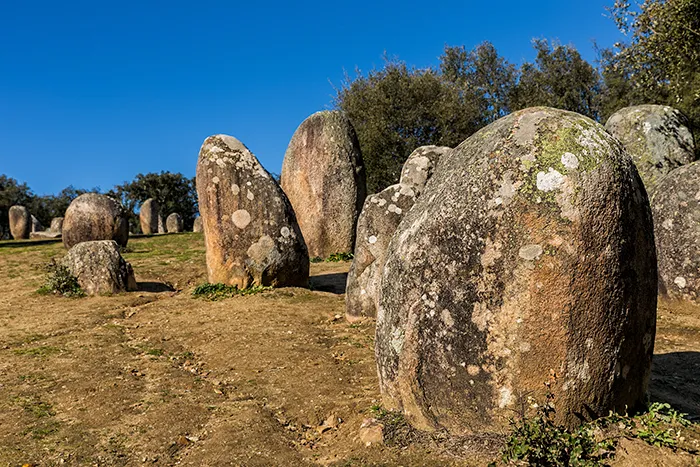 Crómlech de los Almendros, conjunto de menhires megalíticos en el Alentejo portugués.