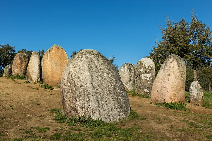 Crómlech de los Almendros, conjunto de menhires megalíticos en el Alentejo portugués.