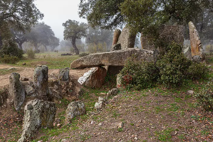 Dolmen de las Hijadillas I, vista exterior en la dehesa de Cáceres, Extremadura.
