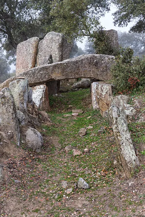 Dolmen de las Hijadillas I, entrada al corredor con umbral de cuarzo blanco.