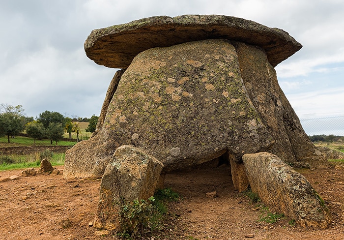 Vista frontal del Dolmen del Mellizo con su característica losa superior ovalada y ortostatos inclinados.