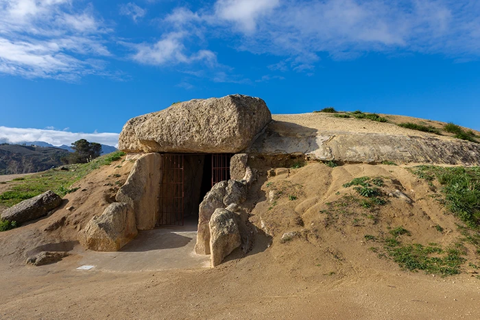 Vista frontal completa del Dolmen de Menga en su entorno natural
