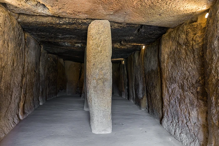Interior del Dolmen de Menga con ortostatos alineados y pilar central