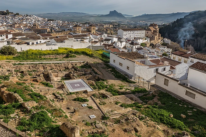 Vista general del yacimiento arqueológico de Antequera con la Peña al fondo