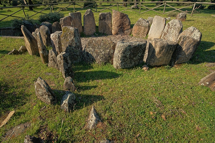 Detalle cenital de la cámara circular del Dolmen de la Gran Encina, con ortostatos bien conservados sobre un lecho de hierba verde.