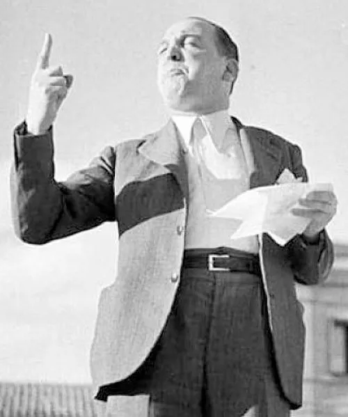 Fotografía histórica de Melchor Rodríguez, el Ángel Rojo de Madrid, dando un discurso durante la Guerra Civil Española