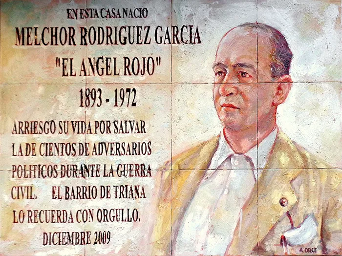 Placa conmemorativa en Triana dedicada a Melchor Rodríguez, el Ángel Rojo de Madrid, con retrato y texto en su honor