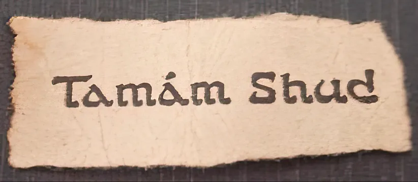 Fragmento con las palabras Tamam Shud, hallado en el caso del hombre de Somerton.