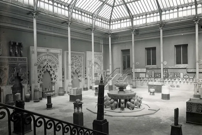 Interior del Museo Arqueológico Nacional en Madrid hacia 1930, sala de arte hispanomusulmán con la fuente de los Leones y piezas arquitectónicas expuestas.