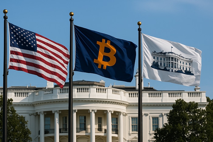 Banderas de Estados Unidos, Bitcoin y la Casa Blanca ondeando frente a la fachada del edificio