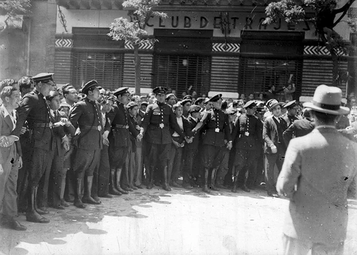 Formación de guardias de asalto en una calle rodeados de civiles durante la Segunda República Española