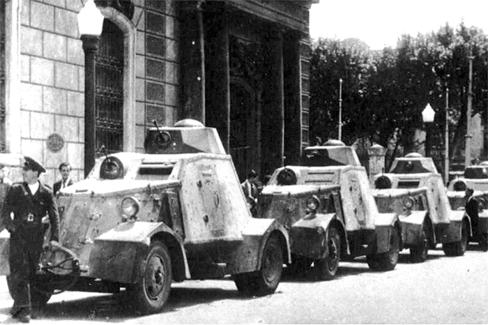 Blindados de la Guardia de Asalto alineados en una calle durante la Segunda República Española