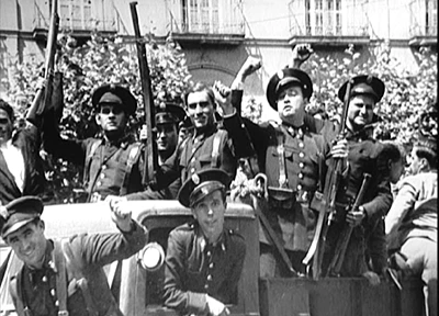 Grupo de guardias de asalto armados celebrando sobre un vehículo durante la Segunda República Española