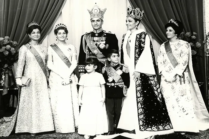 Mohammad Reza Pahlaví con la familia real de Irán en Teherán durante una ceremonia oficial