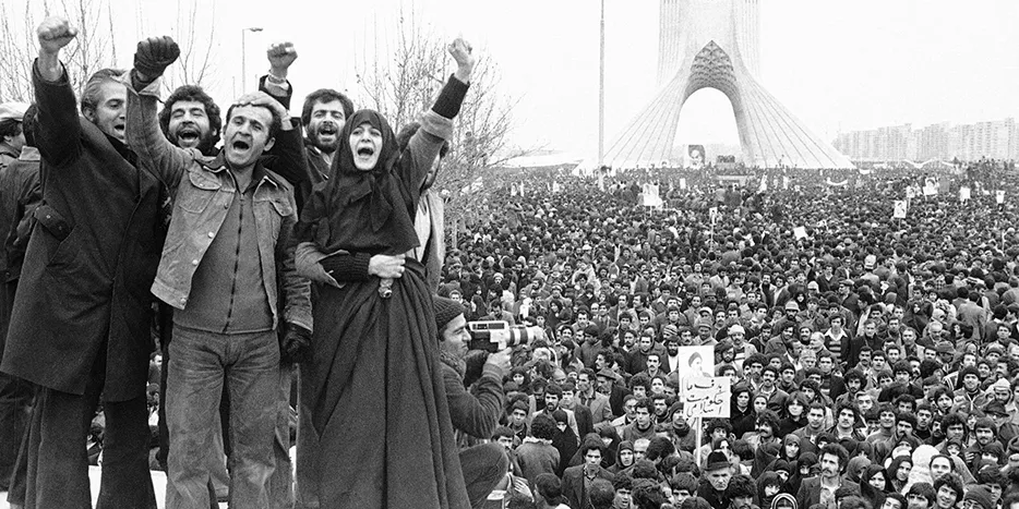 Multitud en Teherán ante la Torre Azadi durante la Revolución iraní de 1979