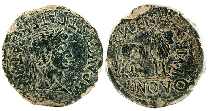 Anverso y reverso de una moneda romana de bronce acuñada en Calagurris Iulia durante el reinado de Augusto, con el retrato del emperador, un toro y los nombres de los magistrados Lucius Valentinus y Lucius Novus.