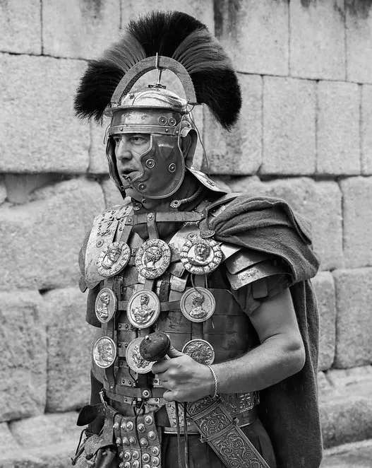 Recreación histórica en Mérida de un centurión romano con armadura y condecoraciones