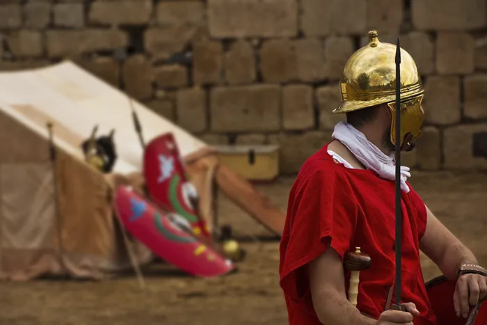 Participante vestidos como legionarios romanos en una recreación histórica durante Emerita Lvdica en Mérida.