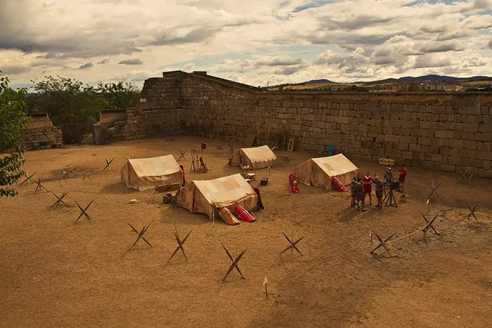 Recreación de campamento romano en Emerita Lvdica, con tiendas, legionarios y muralla de fondo.