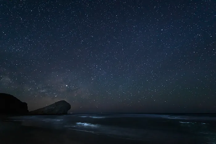 Vía Láctea sobre la playa de Mónsul en Cabo de Gata con cielo despejado.