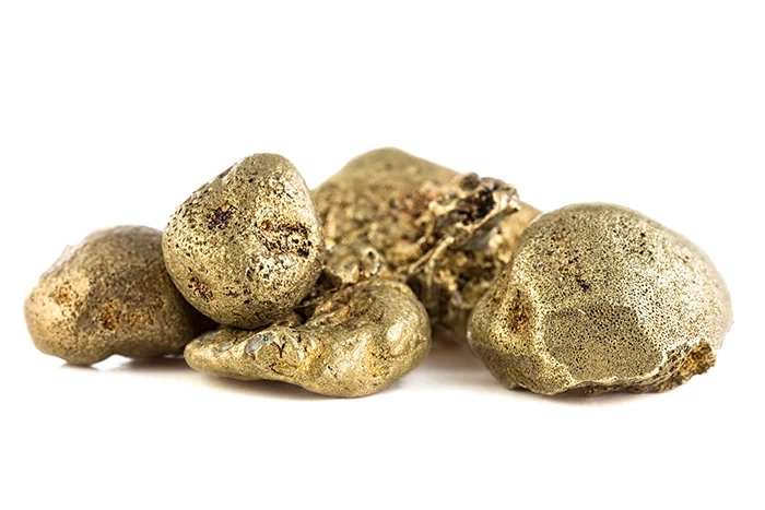 Pepitas de oro sobre fondo blanco.