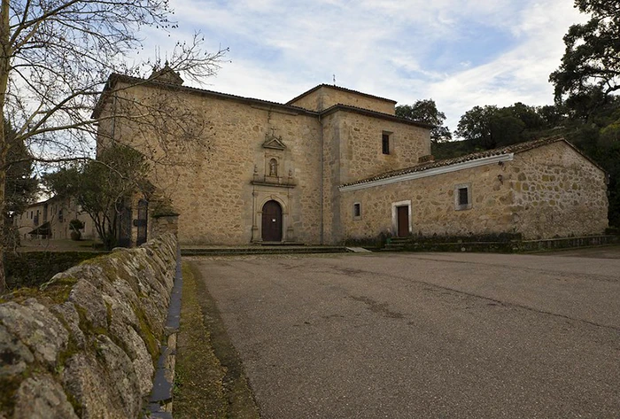 Fachada exterior del Convento del Palancar en Pedroso de Acim, Cáceres.