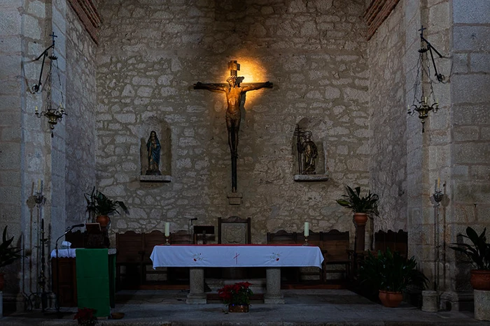 Altar mayor del Convento del Palancar con crucifijo y esculturas franciscanas.