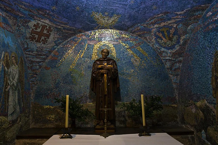 Capilla con mosaicos y estatua de San Pedro de Alcántara en el Convento del Palancar.