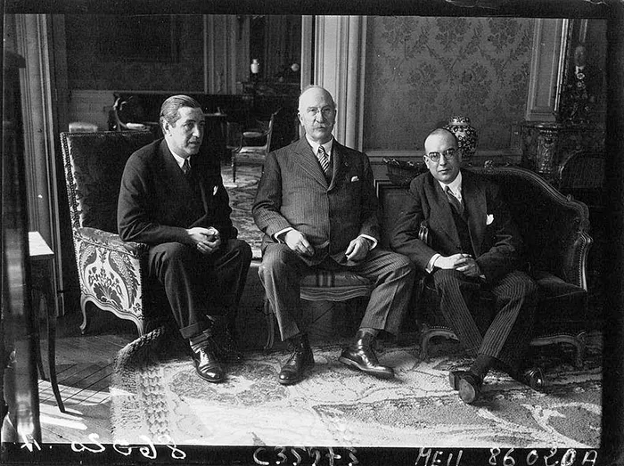 Alejandro Lerroux, Ministro de Asuntos Exteriores de España, sentado en el centro durante una visita diplomática en París en la década de 1930, fotografía de prensa de la Agence Meurisse, dominio público.